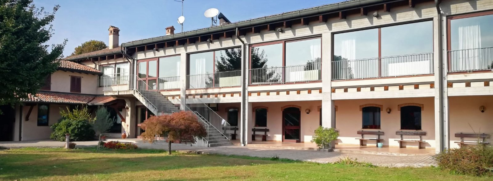 vetrate della sala meeting del centro da fuori in una giornata soleggiata