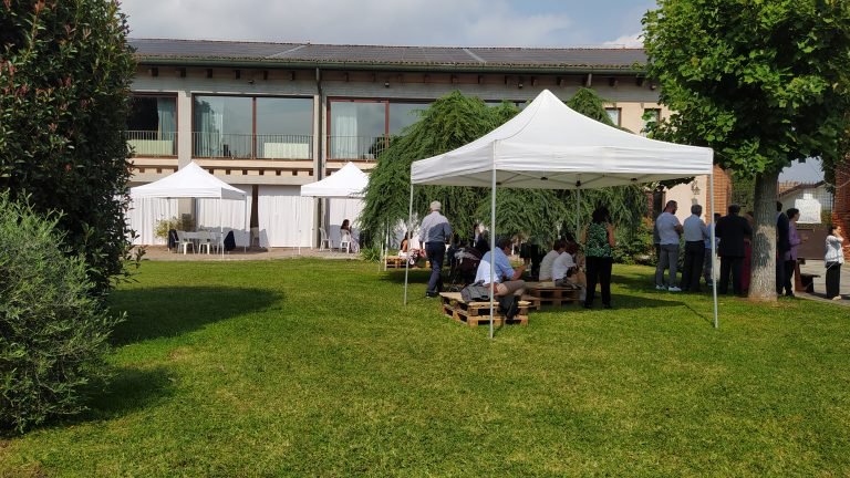 giardino del centro pieno di persone, durante un evento